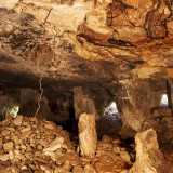 Scopriamo cos� un ampio locale, chiuso sul soffitto da una copertura a volta, invaso quasi interamente da un alto cumulo di terriccio e pietre che ne ostruisce altri accessi